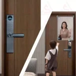این محصول با قابلیت های امنیتی که دارد در بحث باز کردن درب ,راه های گوناگونی را دارد از جمله استفاده از پسورد ,تگ,کلید فیزیکی و اثر انگشت که پیشنها میشود یکی از کلید ها در جایی بیرون از خانه قرار دهید تا در صورت بروز هر گونه مشکل برای قفل و دستگیره به کمک کلید فیزیکی درب را باز کنید.